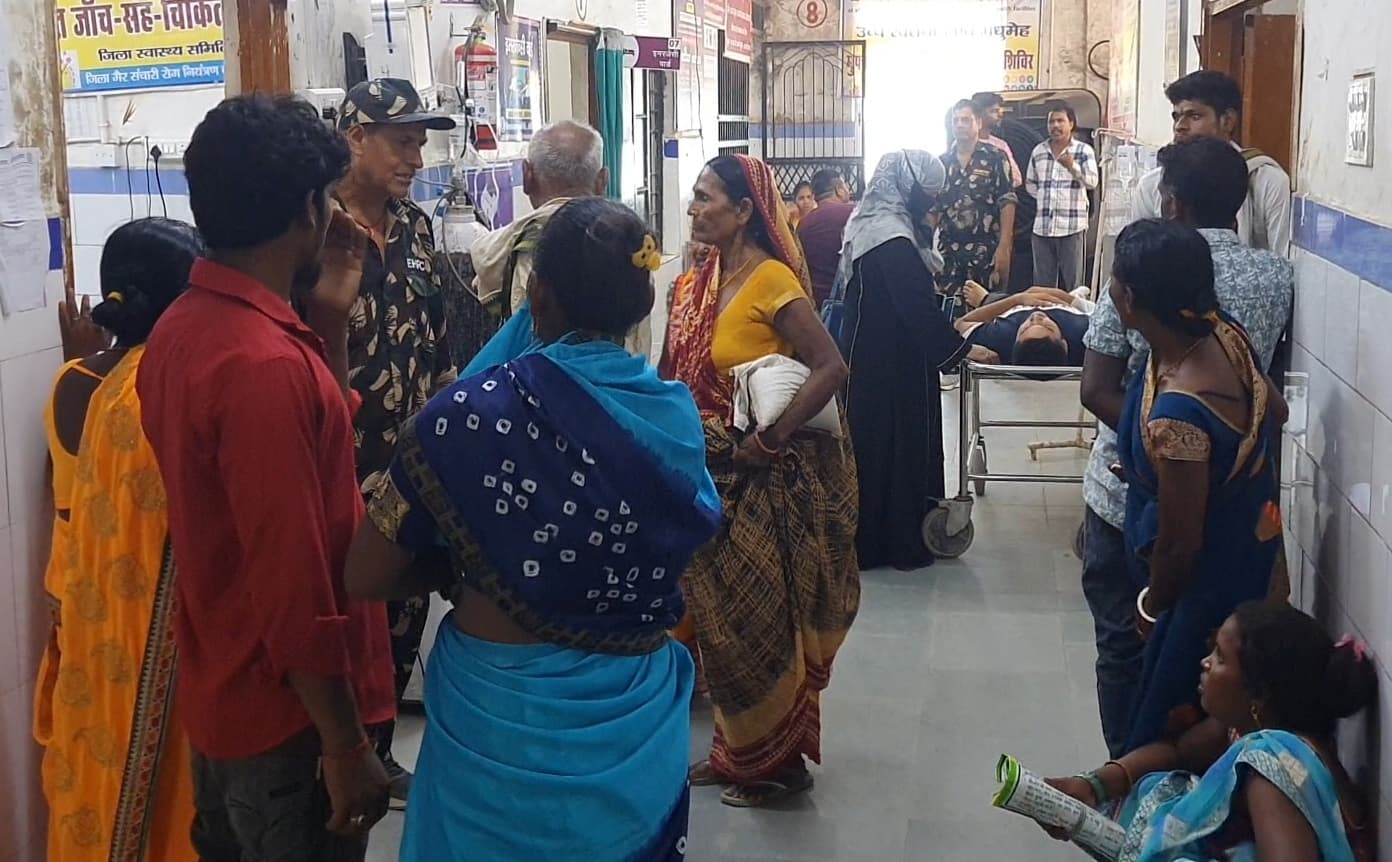 दो बाइकों की टक्कर में तीन लोग घायल