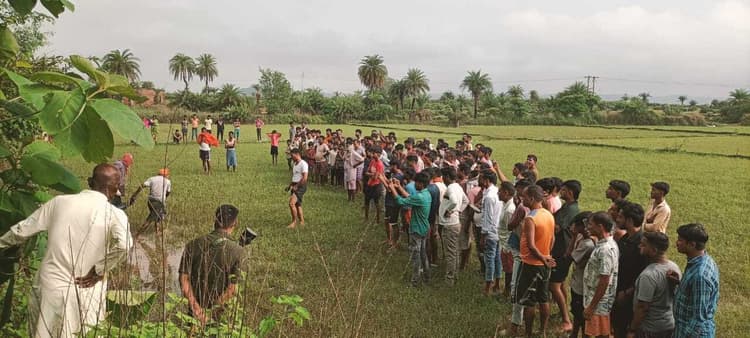 पानी में तैरता अधेड़ का शव बरामद