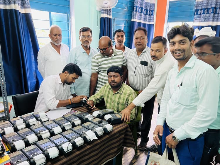 फुलवरिया में जन वितरण प्रणाली दुकानों की पॉस मशीन का स्कैनर बदला गया