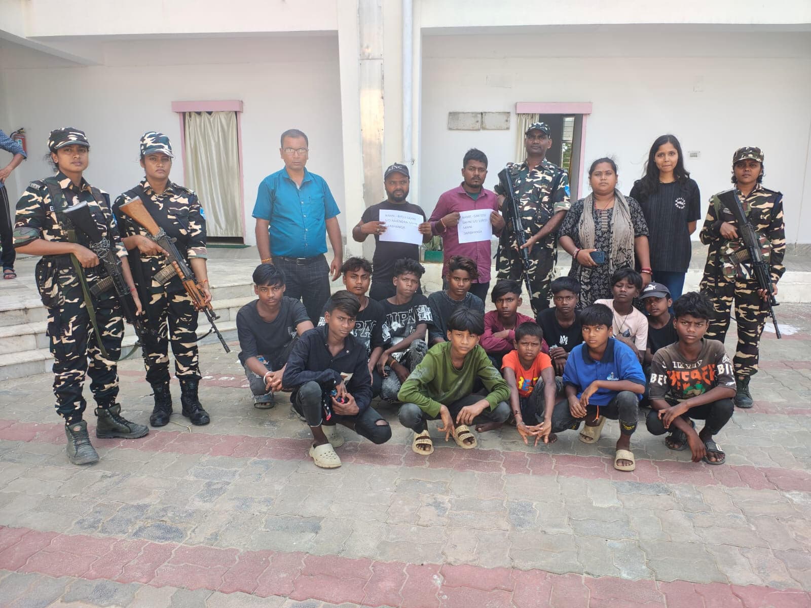 Madhubani : एसएसबी ने 12 नाबालिग एक बालिग बच्चों को मानव तस्करों से गया मुक्त, दो मानव तस्कर गिरफ्तार