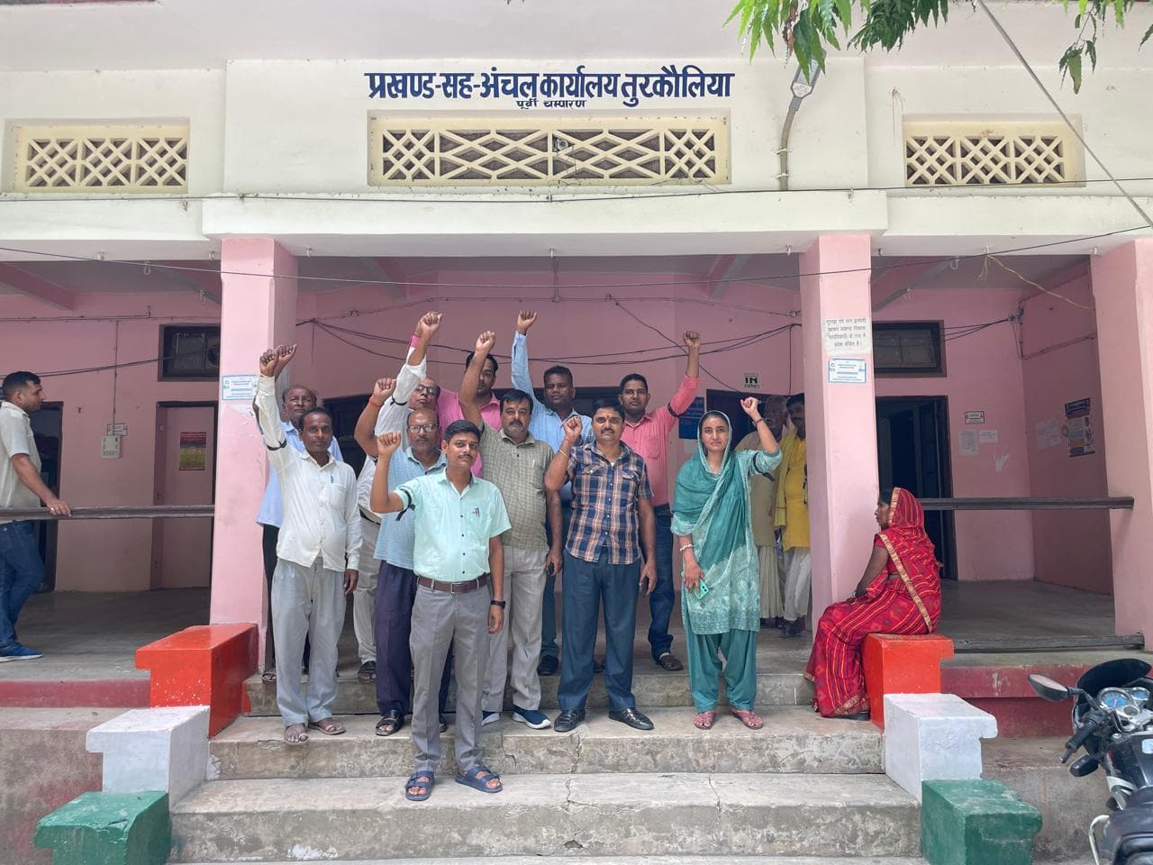 Motihari: लिपिकीय संवर्ग के कर्मचारियों ने किया प्रदर्शन