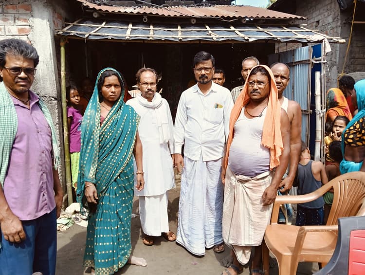 पकड़िया में दो परिवारों के घर राख, झुलसने से पशु की मौत