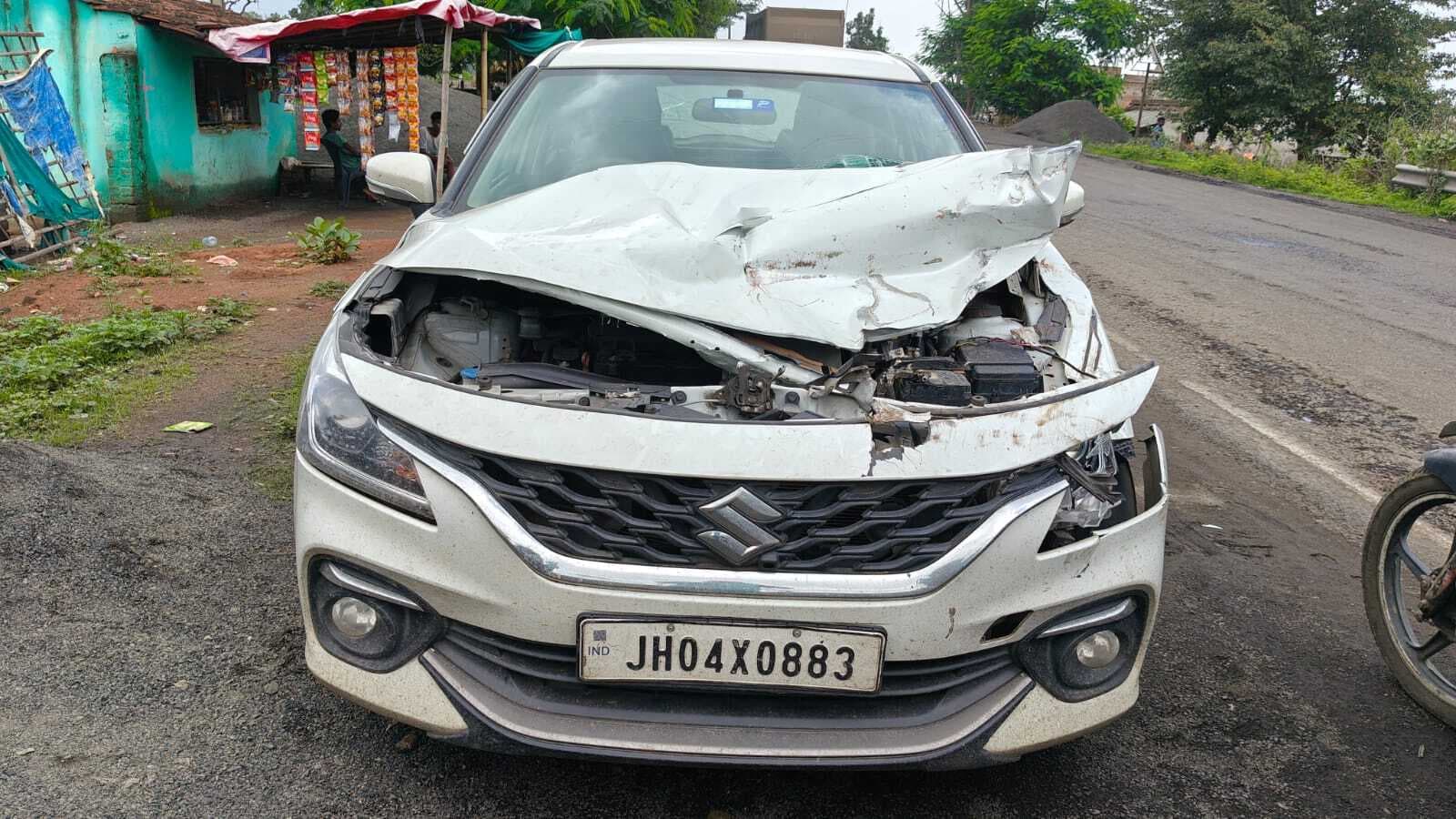 हादसा : पिकअप वाहन की चपेट में आकर कार क्षतिग्रस्त