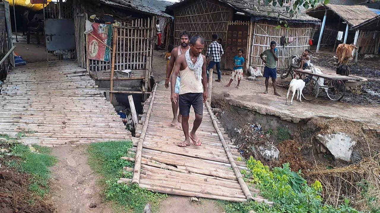 मुंगेर शहर में आज भी चचरी पुल के सहारे आवाजाही करते हैं लोग