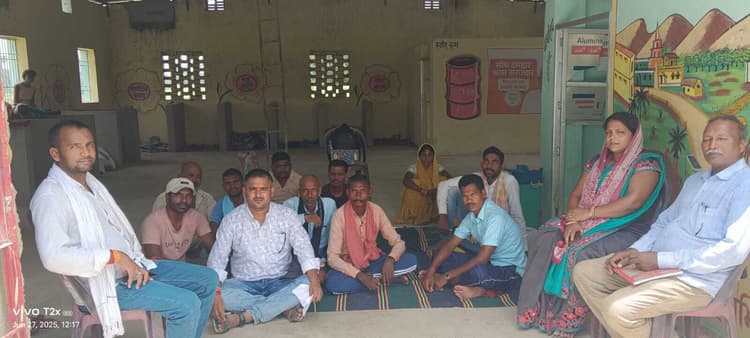 मुखिया की बैठक में कई स्वाच्छता कर्मी नदारद
