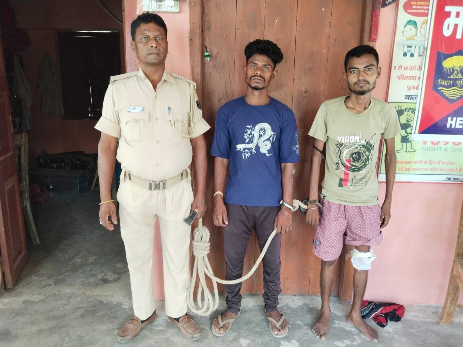 देसी शराब व बाइक के साथ दो युवक गिरफ्तार