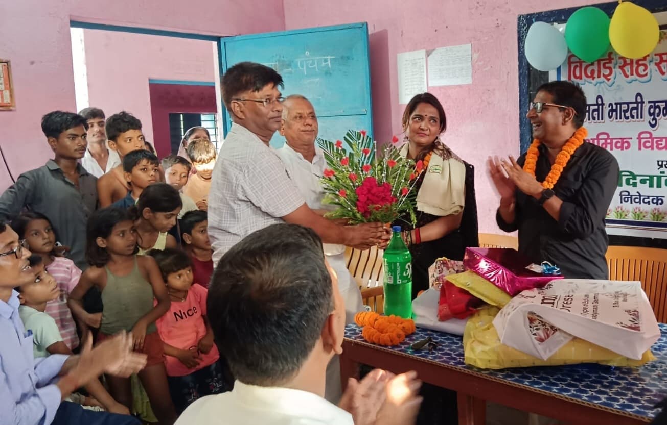 शिक्षिका के तबादले पर विदाई समारोह का आयोजन