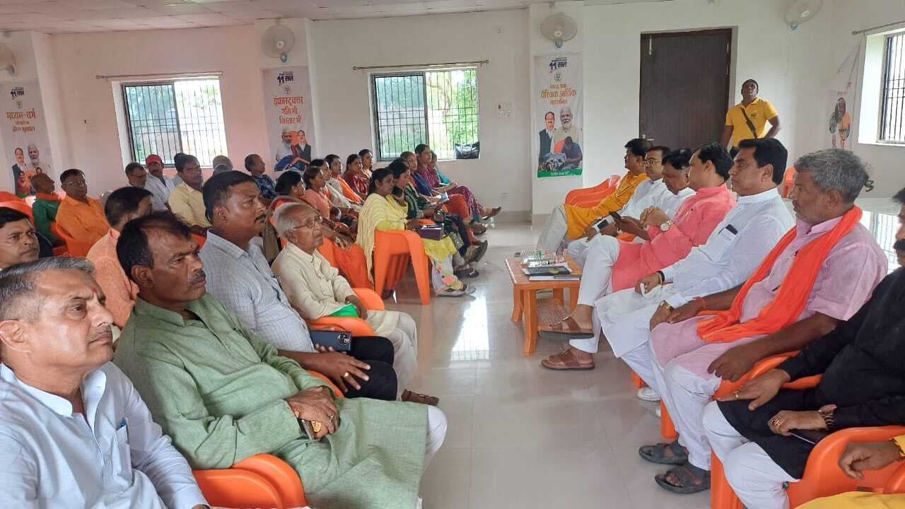 भाजपा ने जेपी सेनानियों को किया सम्मानित
