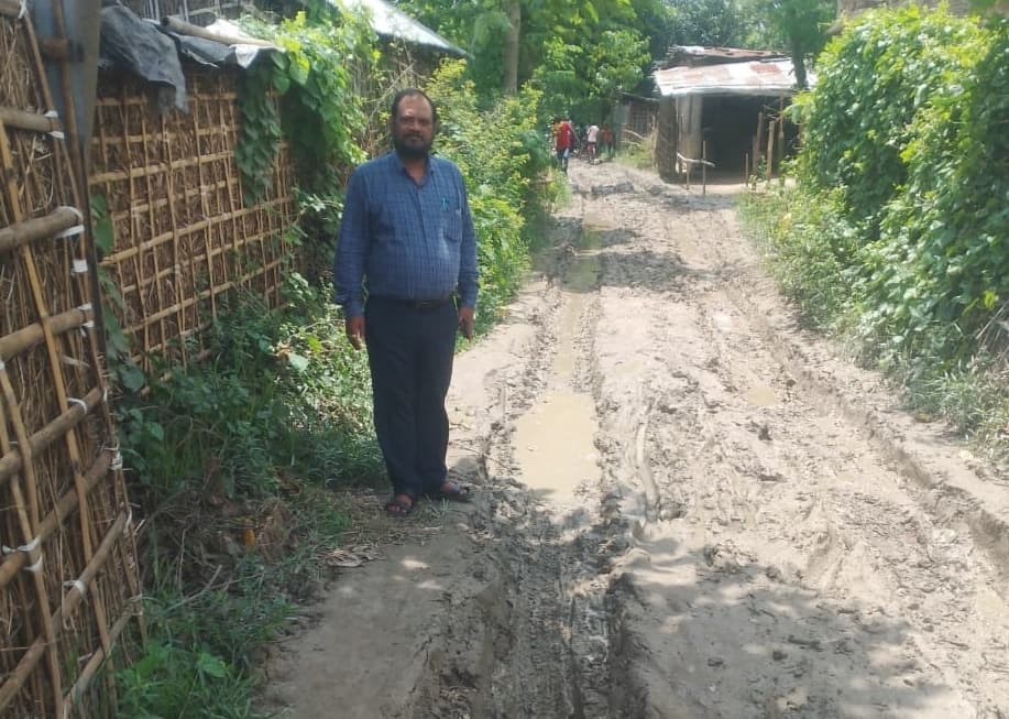 सड़क स्थिति दयनीय, बीडीओ ने किया निरीक्षण