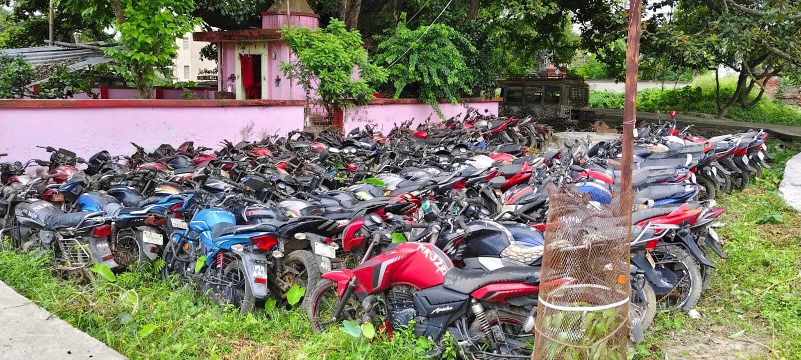 नीलामी के अभाव में थानों में कबाड़ बन रही सैकड़ों जब्त गाड़ियां