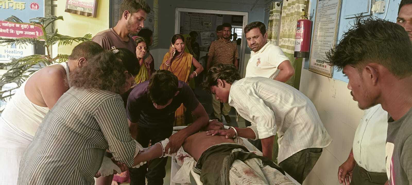 बाइक सवार अंयंत्रित होकर सड़क किनारे गिरा, जख्मी