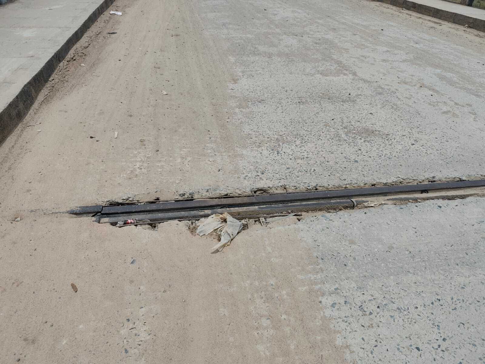 परैया खुर्द में मोरहर नदी पर बने पुल में गड्ढा