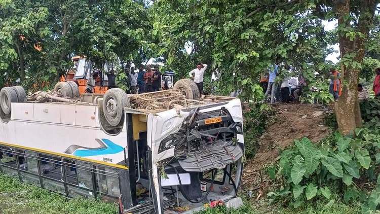 देर रात्रि यात्रियों से लदी बस पलटी, कई लोग हुए घायल
