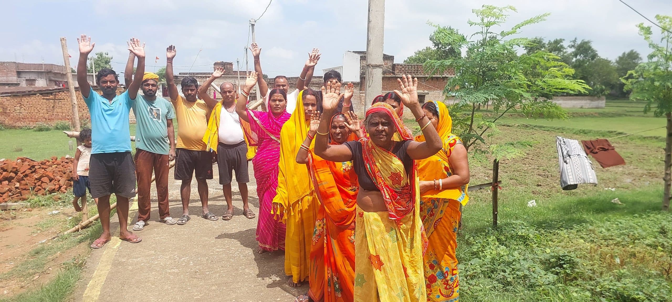 नल जल योजना का पाइप लगाने से मना करने पर नाराज ग्रामीणों ने किया प्रदर्शन