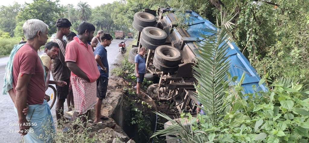 गिट्टी लदा हाईवा पलटा, बाल-बाल बचे चालक और खलासी