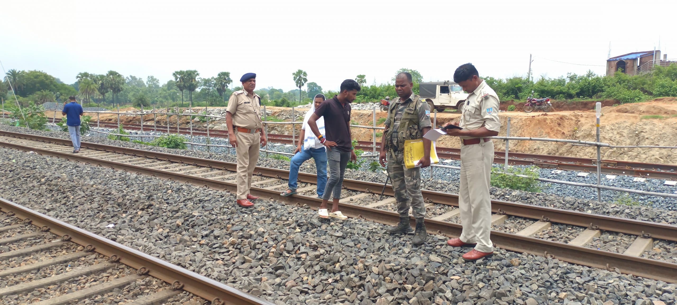 Deoghar news : रेलवे ट्रैक पर मिला युवक का शव, परिजनों ने शव की पहचान की