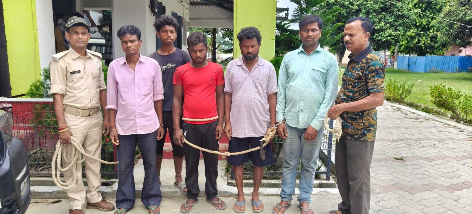 81 लीटर शराब के साथ पांच तस्कर गिरफ्तार