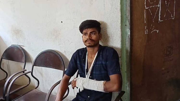 दो बाइकों की टक्कर में चालक जख्मी, रेफर