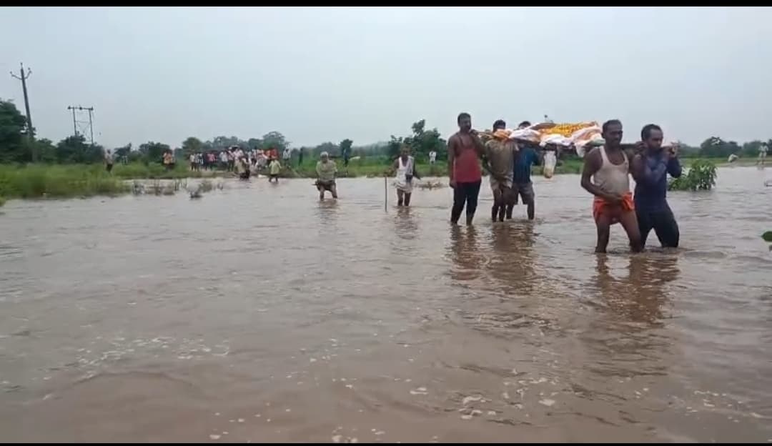 नदी पर पुल नहीं होने से इलाज के अभाव में ग्रामीण की हुई मौत
