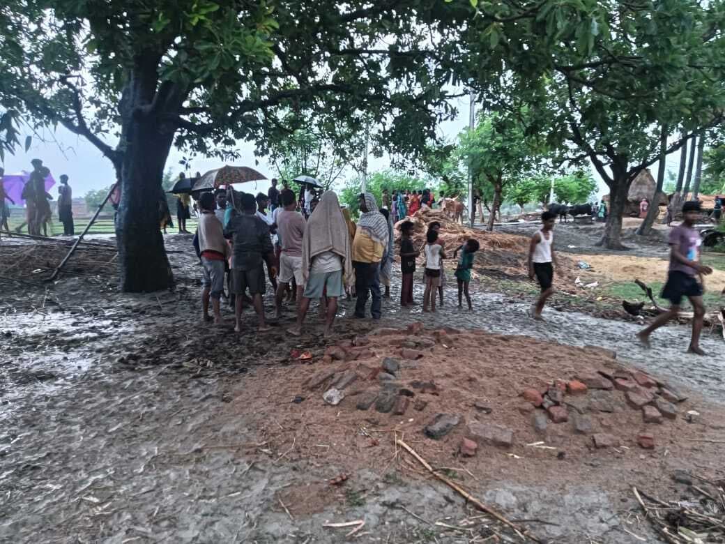 ठनके की चपेट में आने से किशोर समेत दो की मौत