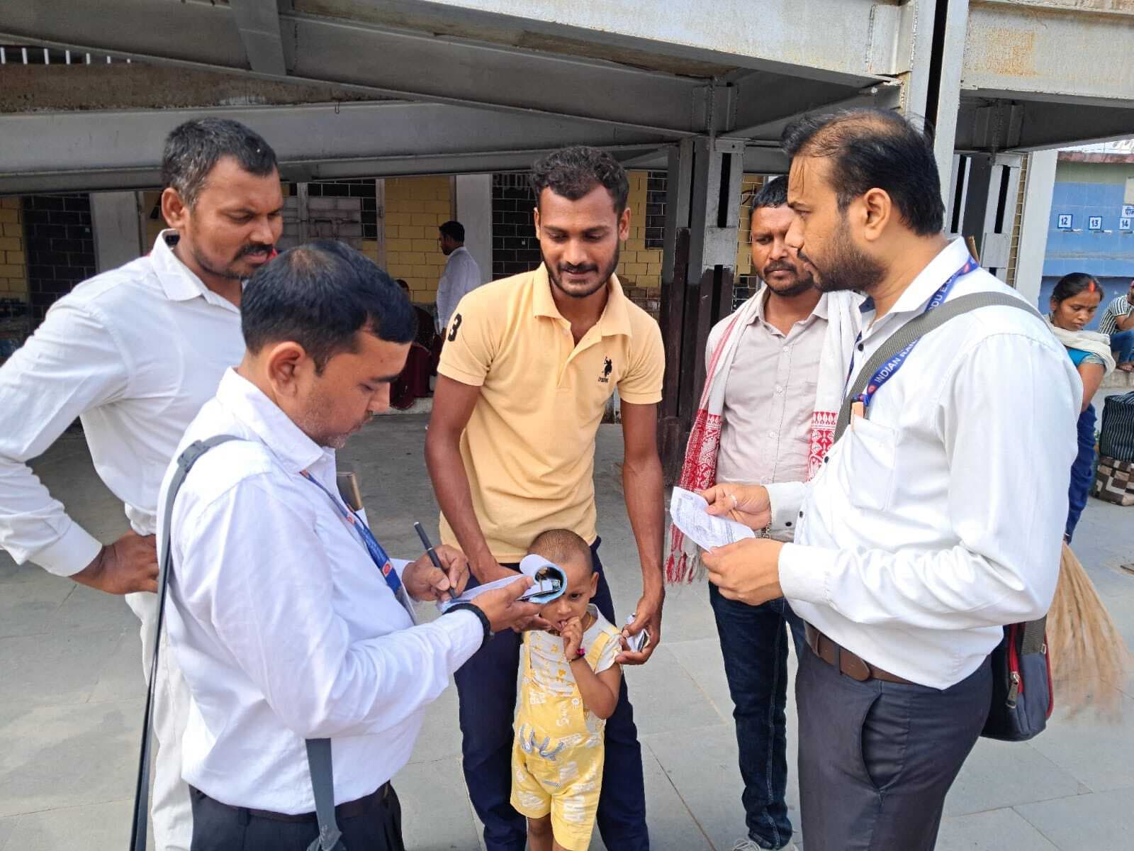 रेलवे स्टेशनों पर चलाया गया अभियान, 1695 लोग धराये