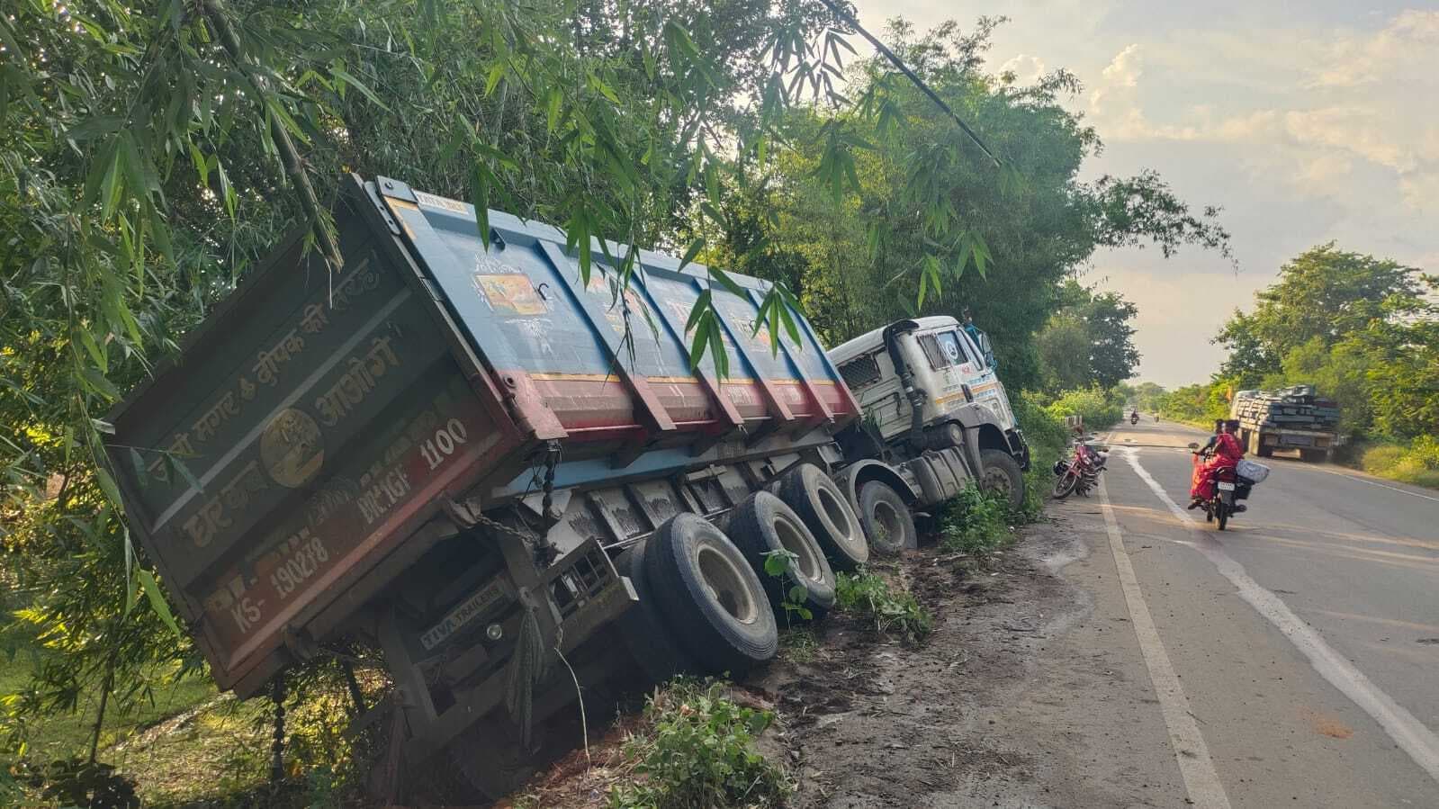 हादसा : गोजंबा के पास हाइवा पलटा, बच गयी चालक की जान