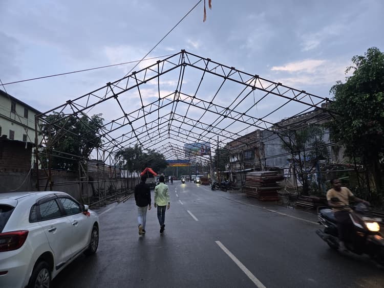 Deoghar news : शहर में प्रवेश करते ही कांवरियाें को धूप व बारिश से मिलेगी राहत, रूट लाइन पर लगाये जा रहे पंडाल