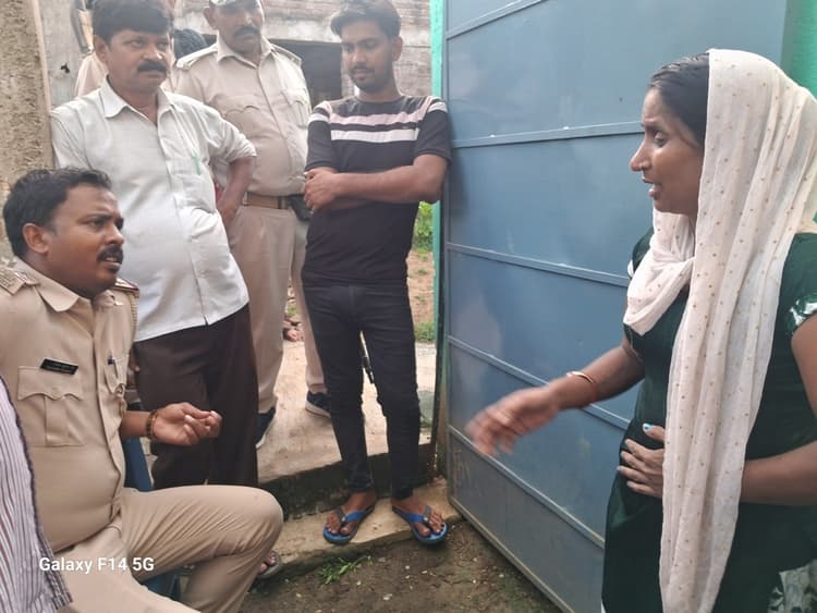 तीन बच्चे की मां ने प्रेमी से शादी करने की जिद पर दी धरना