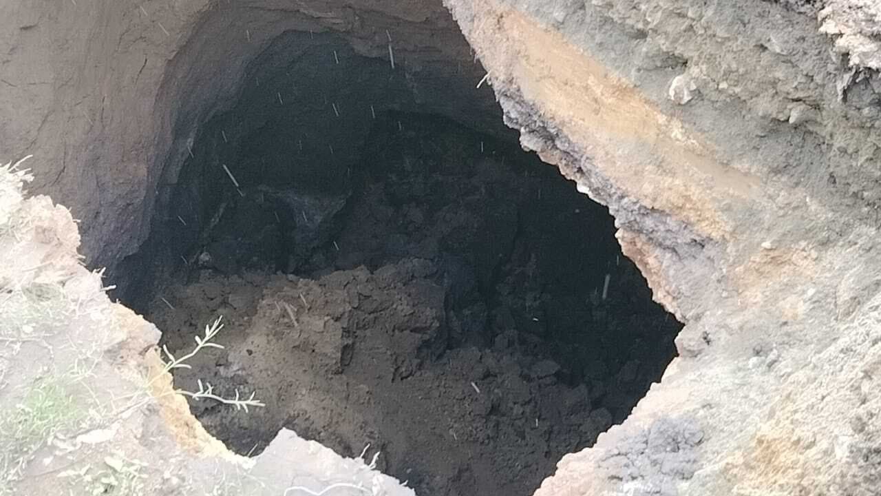 Giridih News :भारी बारिश से कबरीबाद सड़क के किनारे भू-धंसान, की गयी डोजरिंग