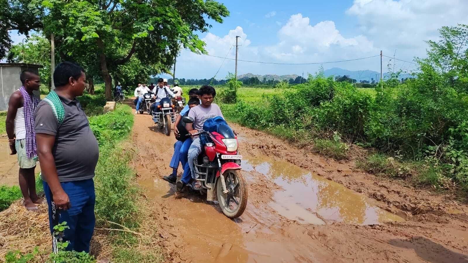 एनएच 20 से संत जोसेफ स्कूल तक जर्जर सड़क पर चलना मुश्किल