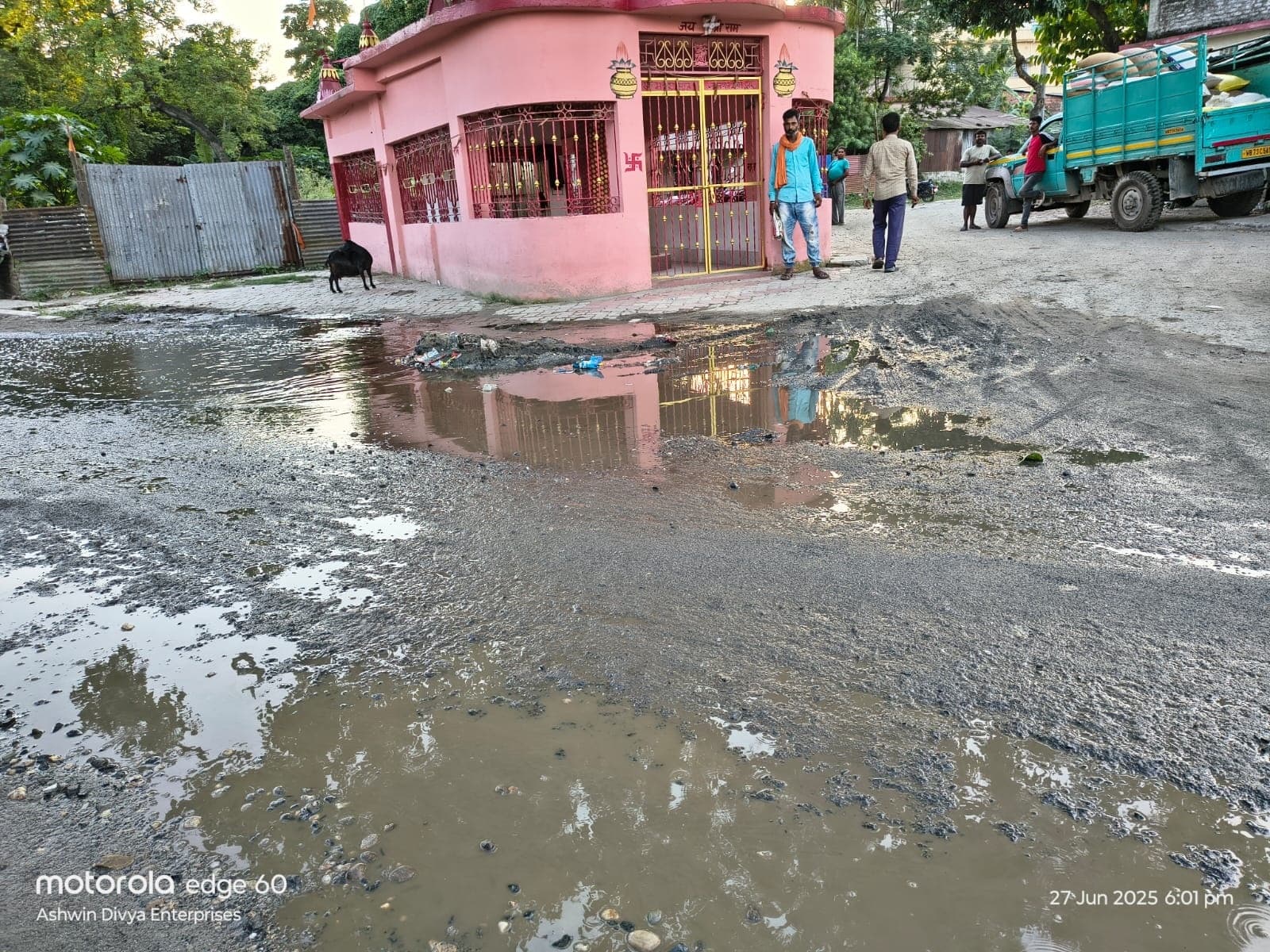 मंदिर के सामने सड़क पर जलजमाव, भक्त परेशान