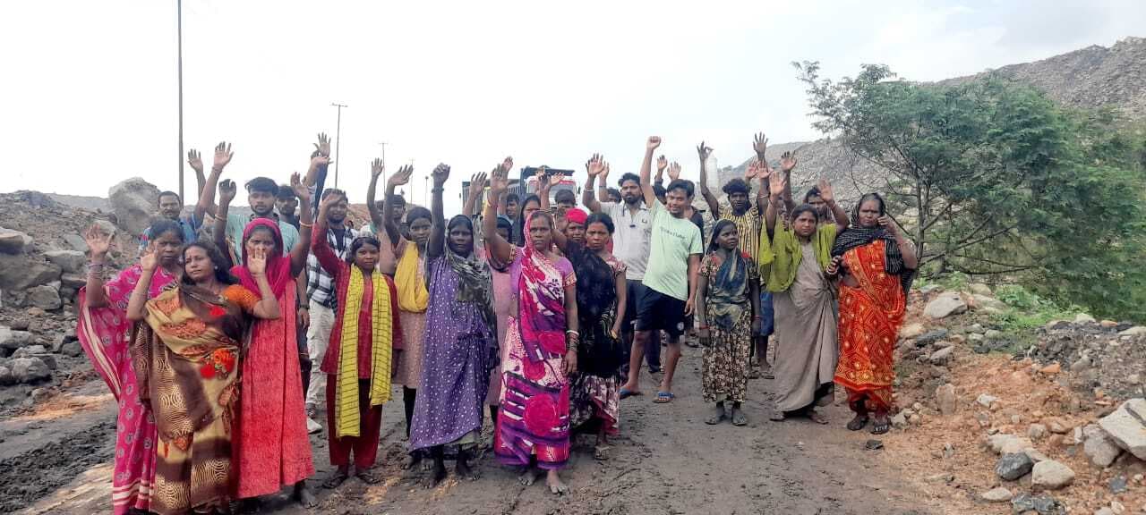 Dhanbad News: हाइवा की चपेट में आने से दिहाड़ी मजदूर घायल, ट्रांसपोर्टिंग रोकी