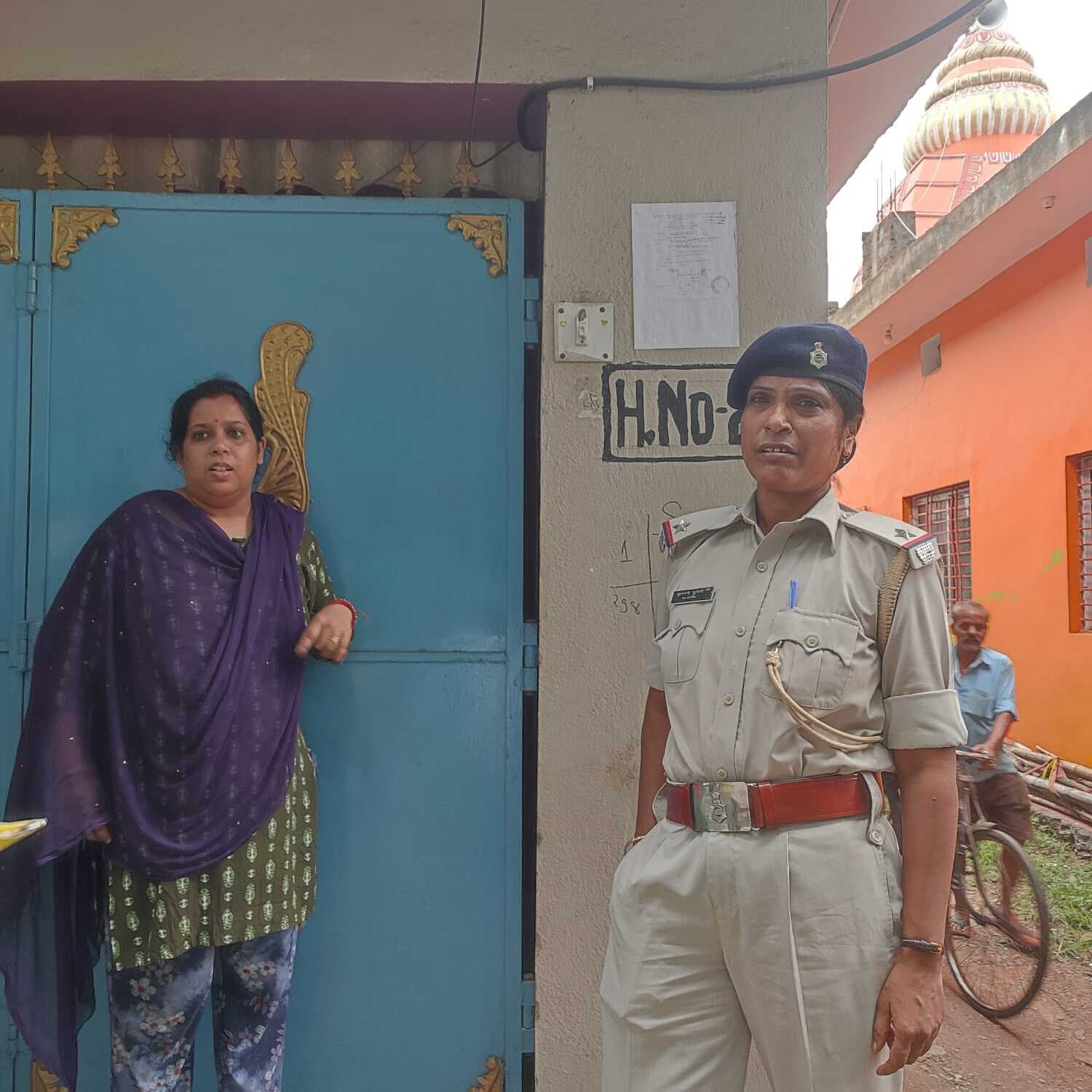 Jamshedpur News : बारीडीह : यौन शोषण व गर्भपात कराने के आरोपी के घर पुलिस ने चिपकाया इश्तेहार