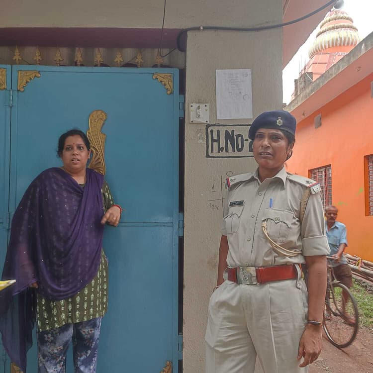 Jamshedpur News : बारीडीह : यौन शोषण व गर्भपात कराने के आरोपी के घर पुलिस ने चिपकाया इश्तेहार