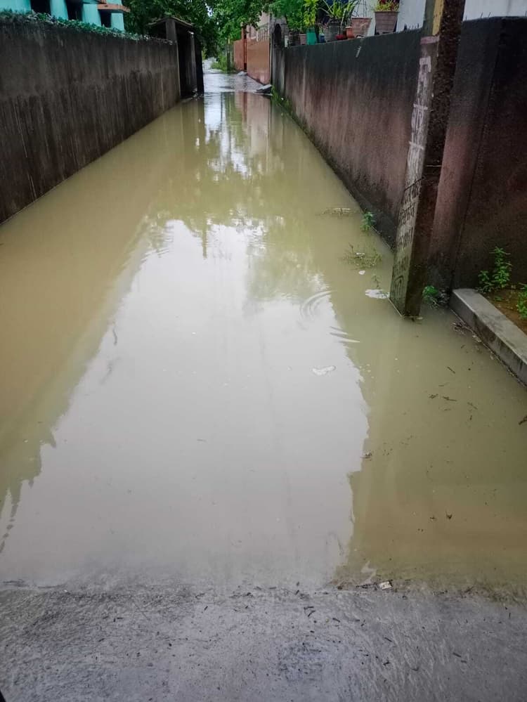 Jamshedpur News : घाघीडीह जेल के पीछे की बस्ती में कई घरों में घुसा बारिश का पानी