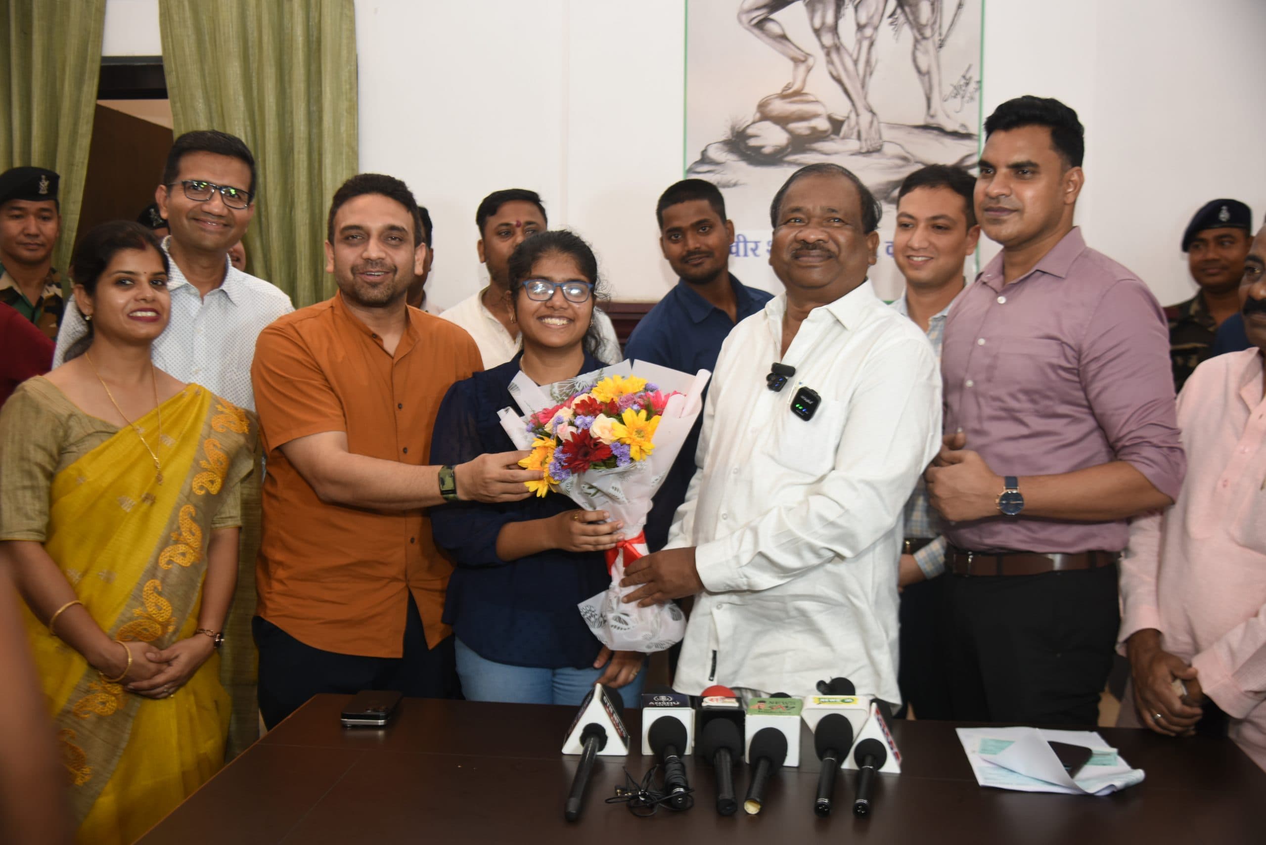 Jamshedpur News :शिक्षा मंत्री ने नेशनल टॉपर शांभवी जायसवाल को एक लाख रुपये प्रतिभा प्रोत्साहन राशि से किया सम्मानित