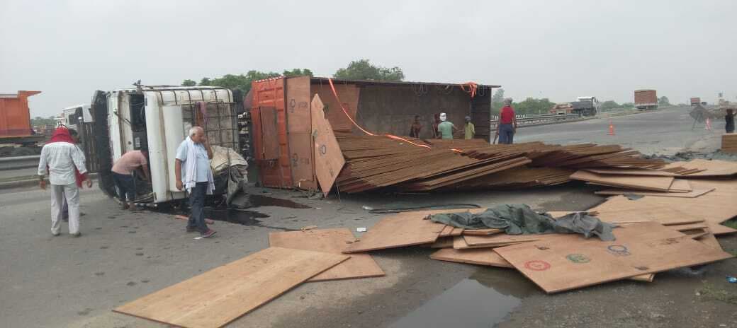 जीटी रोड पर अनियंत्रित होकर ट्रेलर पलटा