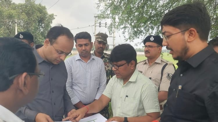 डीएम पहुंचे गुरुआ, उत्तर कोयल नहर परियोजना का निरीक्षण
