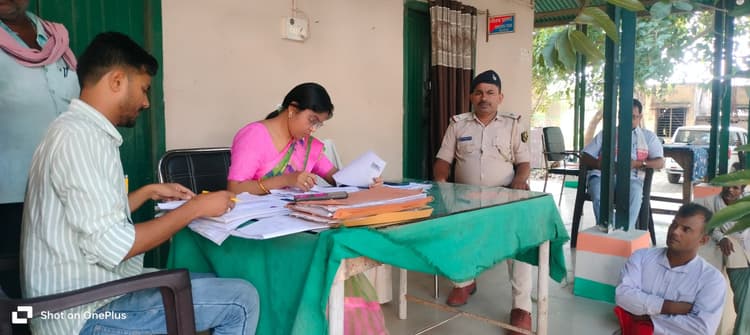 Samastipur News:थाना परिसर में भूमि विवाद से जुड़े मामलों की हुई सुनवाई