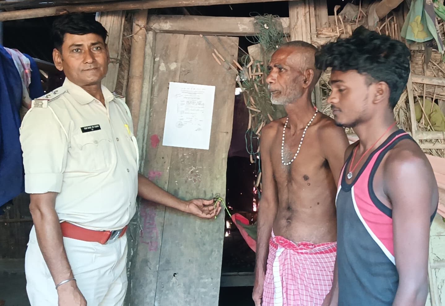 आधा दर्जन वारंटी के घर पर चिपकाया इश्तेहार
