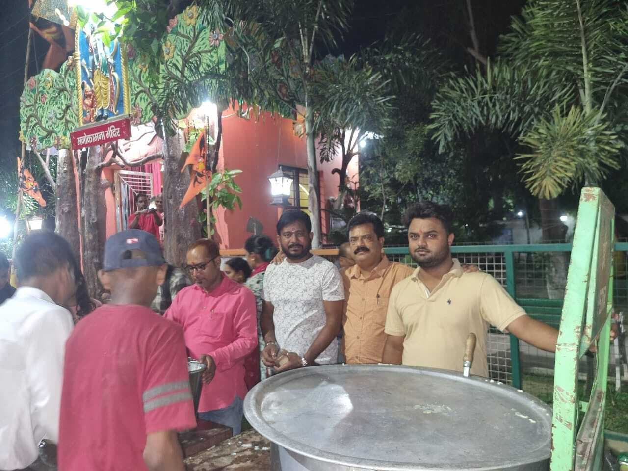 मनोकामना मंदिर में बंटा खिचड़ी महाप्रसाद