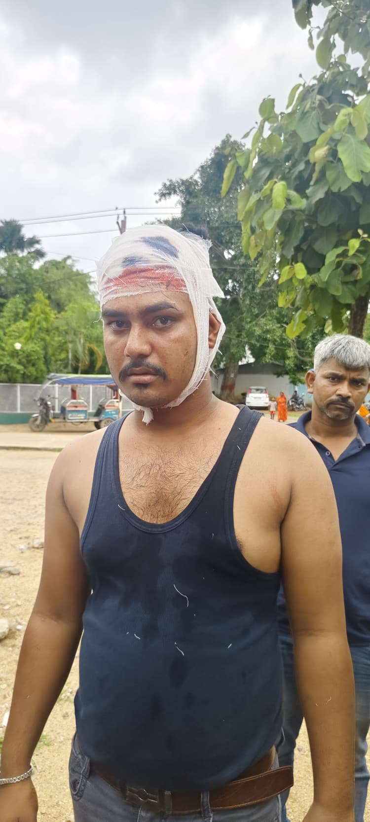 विद्यालय परिसर में नशेड़ियों ने दो युवकों से की मारपीट, घायल