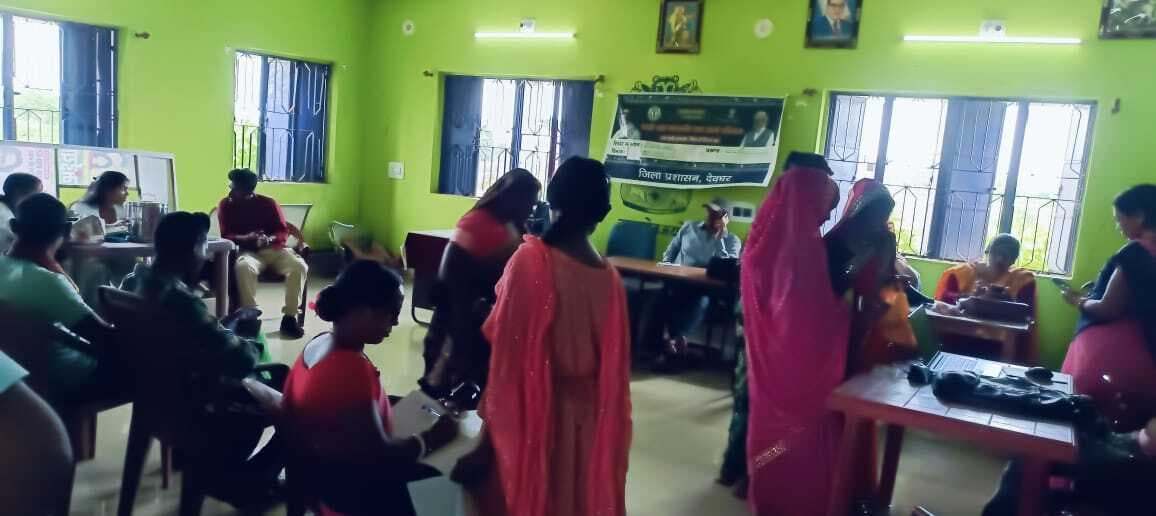 धरती आबा उत्कर्ष शिविर में जनजातीय परिवारों ने दिये आवेदन