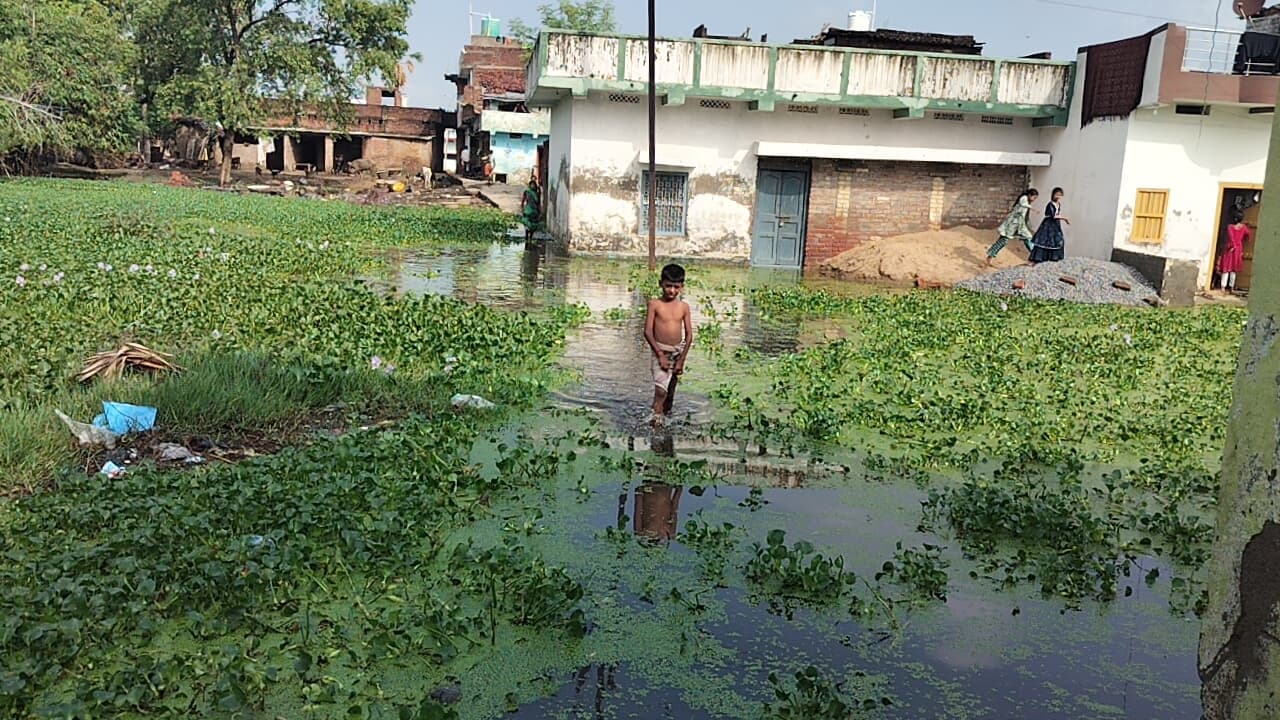 दर्जनों घरों में घुसा नाली का पानी, ग्रामीणों में आक्रोश