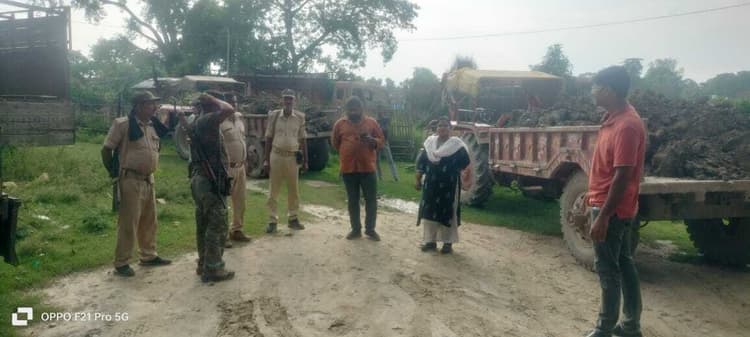 अवैध रूप से मिट्टी व बालू लदे ट्रैक्टर टेलर जब्त