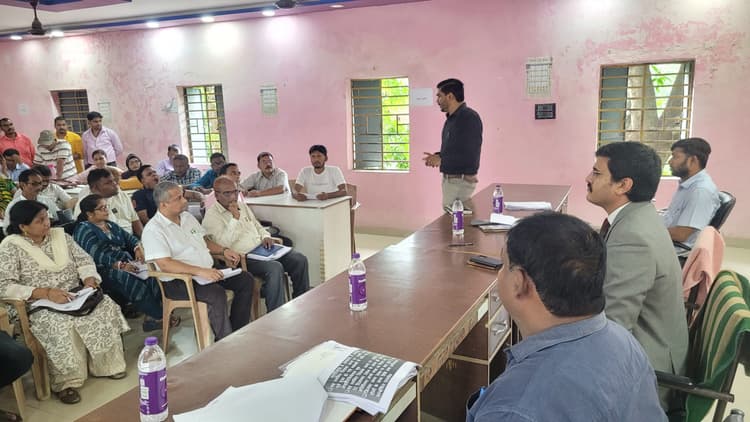 कटिहार विधानसभा क्षेत्र के बीएलओ को दिया गया प्रशिक्षण