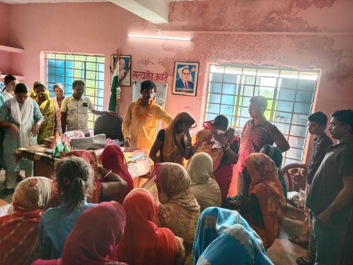 शिक्षक दंपती को स्थानांतरण पर दी विदाई