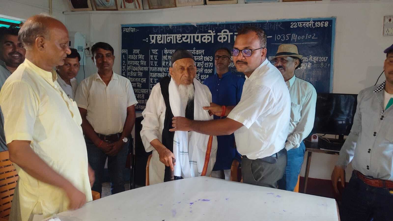 विद्यालय में जमीनदाता फहीम खान की तस्वीर लगाकर सम्मान