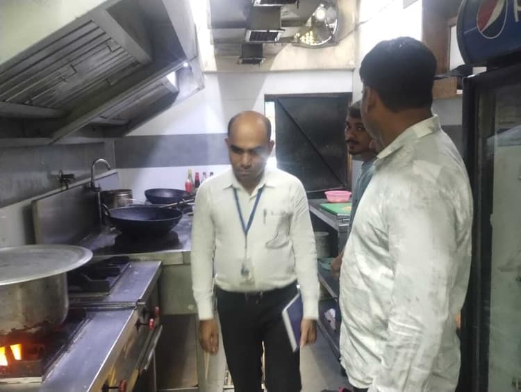 Jamshedpur news. फूड विभाग ने रेस्टोरेंट व दुकानों से लिया खाद्य का नमूना, जांच के लिए भेजा जायेगा रांची