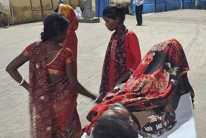 कार के धक्के से बाइक चालक समेत तीन युवक जख्मी, दो रेफर